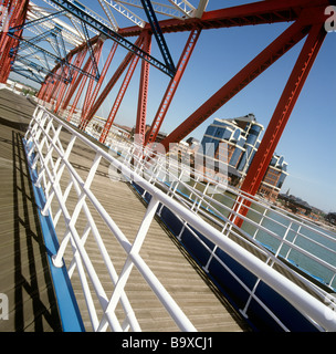 UK England Salford Quays Brücke und Bürogebäude Stockfoto