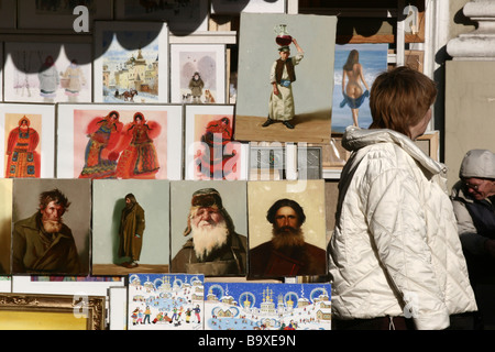 Sankt Petersburg (Russland), 2006. Markt für Touristen am Newski Prospek: Gemälde und Bilder Stockfoto