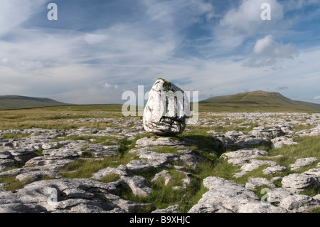 Findling vor Whernside, eines der drei Gipfel des Yorkshire, England, UK, Europa. Stockfoto