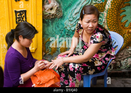 Frau bekommen ihre Nägel getan in Hanoi Vietnam Stockfoto