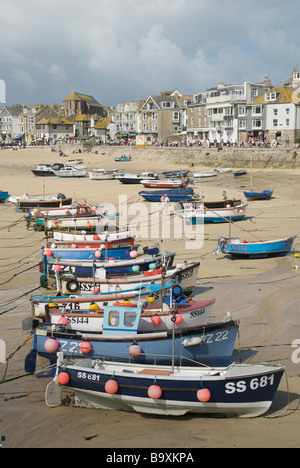 St. Ives, Cornwall, Vereinigtes Königreich, zeigt eine Reihe von Fischerbooten. Stockfoto