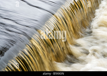 Kleinen künstlichen Wasserfall in Fluss, Yorkshire, England Stockfoto