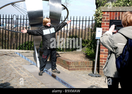 Touristen posieren für Bilder auf der Meridian-Linie, Greenwich, London Stockfoto