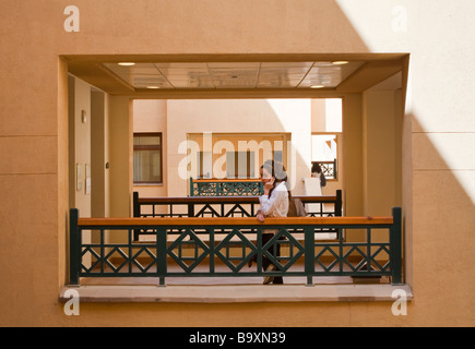 Studenten telefonieren mit Handy, neue Campus, der American University in Kairo, Ägypten Stockfoto