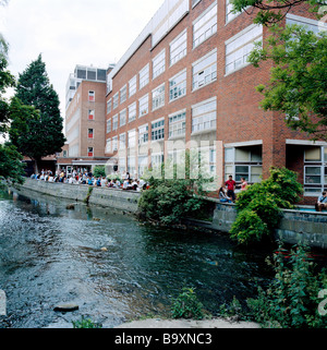 Großen Universitätsgebäude, Tag der offenen Tür mit vielen Schülern und Eltern anwesend, alle durch den Fluss mit einem Getränk entspannen. Stockfoto