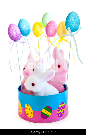 Süße Ostern Hase Spielzeug in Korb mit Luftballons isoliert auf weißem Hintergrund Stockfoto