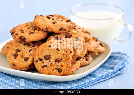 Teller mit Schokoladenkekse mit Milch Stockfoto