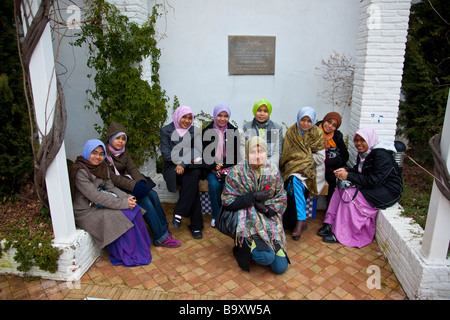 Malaysische Muslima Touristen an der großen Moschee in Granada Spanien Stockfoto