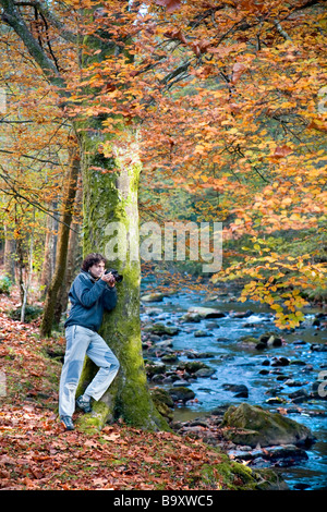 Junge Frau die Bilder in einem Wald im Herbst. Stockfoto