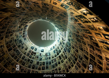 Konische Overhead Foto und Identifikation anzeigen in Halle der Namen der Holocaustopfer an Yad Vashem in Jerusalem Stockfoto