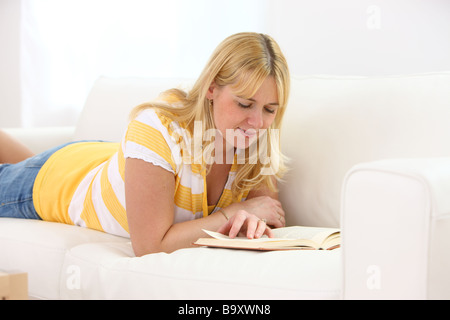 Frau auf Couch Buch Stockfoto
