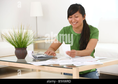 Frau im Wohnzimmer auf Finanzen Stockfoto