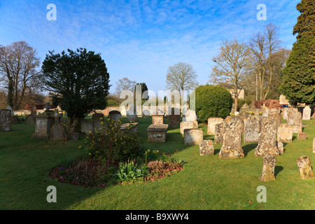 Gepflegten Friedhof in Cotswold, Oxfordshire, Dorf der Minster Lovell, St Kenelm Kirche Stockfoto