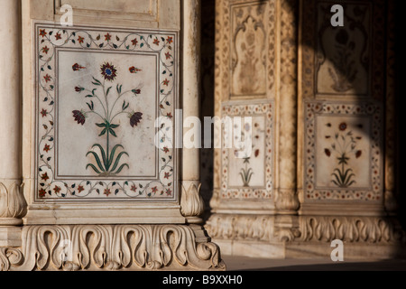 Einlegearbeiten Sie aus Marmor Detail auf Diwan-ich-Khas im Roten Fort in Delhi Indien Stockfoto