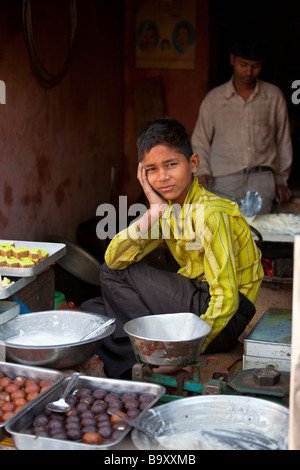 Verkauf von Süßigkeiten in Fatehpur Sikri Indien junge Stockfoto