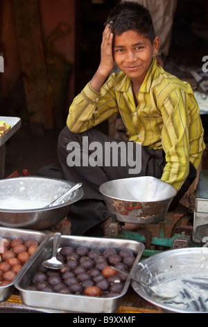 Verkauf von Süßigkeiten in Fatehpur Sikri Indien junge Stockfoto