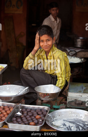 Verkauf von Süßigkeiten in Fatehpur Sikri Indien junge Stockfoto