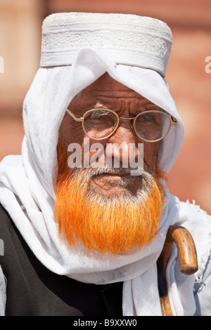 Indischen muslimischen Mann vor der betreffenden Freitagsmoschee Jama Masjid in Fatehpur Sikri in Uttar Pradesh, Indien Stockfoto