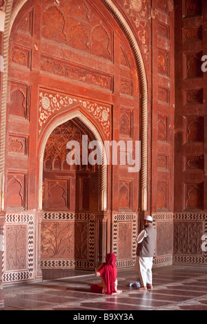 Muslimischen Mann und Frau beten in der Moschee im Taj Mahal in Agra Indien Stockfoto