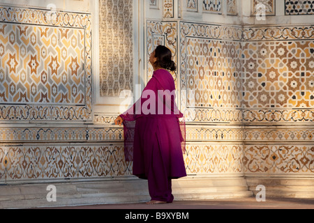 Indische Frau am Itmad Ud Daulah Grabmal in Agra Indien Stockfoto