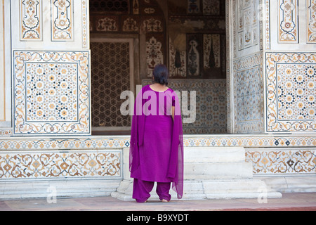 Indische Frau am Itmad Ud Daulah Grabmal in Agra Indien Stockfoto