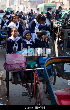 Schulmädchen reiten Fahrrad Rikschas nach Hause von der Schule in Alt-Delhi Indien Stockfoto