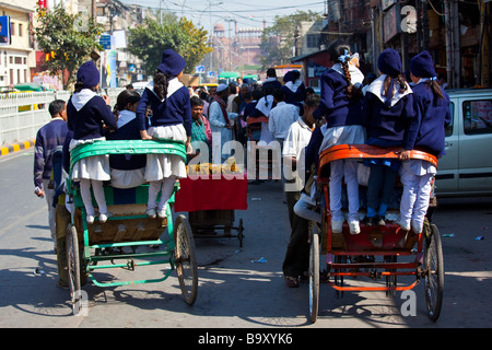 Schulmädchen reiten Fahrrad Rikschas nach Hause von der Schule in Alt-Delhi Indien Stockfoto