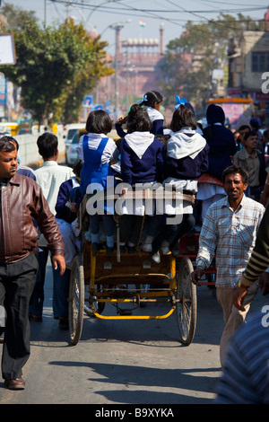 Schulmädchen reiten Fahrrad Rikschas nach Hause von der Schule in Alt-Delhi Indien Stockfoto