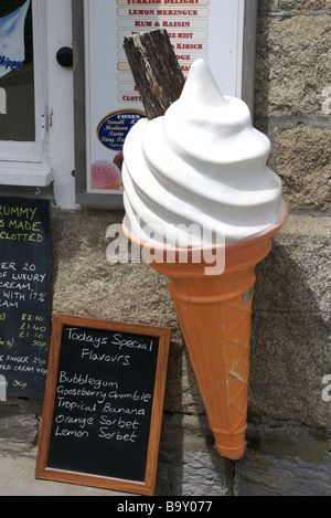 Riesige Eis und Aromen Board, Looe, Cornwall, Großbritannien Stockfoto