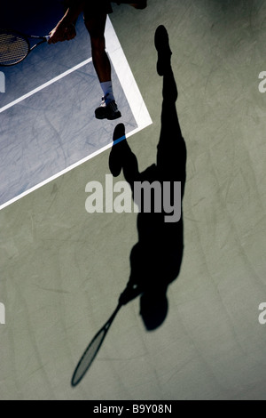 Schatten der Tennisspieler in Aktion Stockfoto