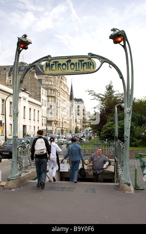 Zugang zu einer u-Bahnstation in Paris, Frankreich Stockfoto