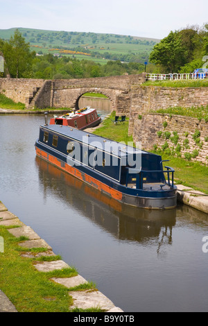 Ein Blick auf schmale Boote vertäut am Peak Forest Kanal im Buxworth Basin in Derbyshire Stockfoto