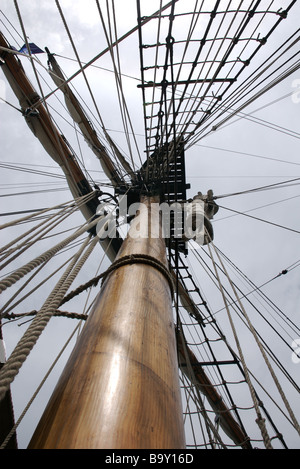 Mast und Takelage der Earl of Pembroke Großsegler, Plymouth, Devon, UK Stockfoto