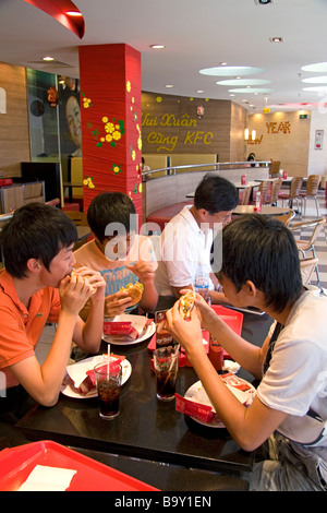 Vietnamesen essen in einem KFC-Restaurant in der Diamond Plaza-Einkaufszentrum in der Innenstadt von Ho-Chi-Minh-Stadt-Vietnam Stockfoto