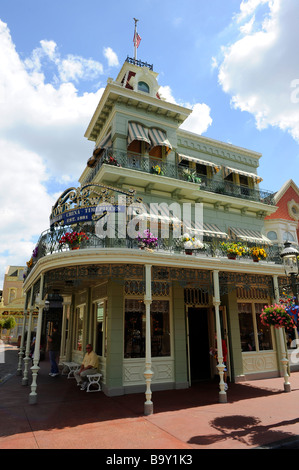 Mit Blumen in Balkonkästen entlang der Main Street in Walt Disney Magic Kingdom Theme Park Orlando Florida zentralen speichern Stockfoto