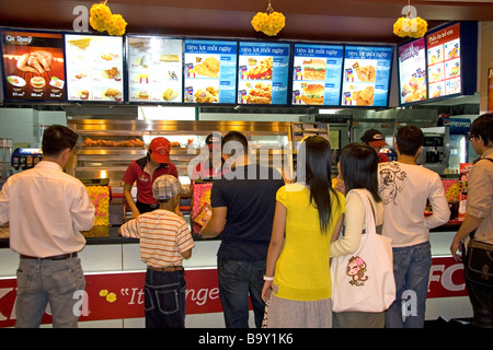 Vietnamesen essen in einem KFC-Restaurant in der Diamond Plaza-Einkaufszentrum in der Innenstadt von Ho-Chi-Minh-Stadt-Vietnam Stockfoto
