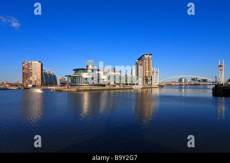 Das Lowry Centre und Millennium Bridge, Salford Quays, Manchester, Lancashire, England, Großbritannien. Stockfoto