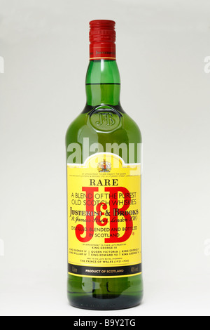 Eine Flasche Scotch J & B Whisky - Whisky-Flasche auf den Tisch-Ausschnitt auf weiß. (Isoliert) Stockfoto