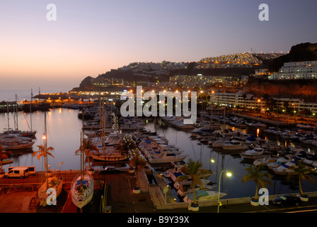 Einen schönen Abend Blick über die kleine Küstenstadt Puerto Rico. Puerto Rico, Gran Canaria, Kanarische Inseln, Spanien, Europa. Stockfoto