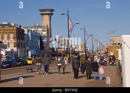 Ein Blick nach unten der goldenen Meile Strandpromenade mit Touristen in Great Yarmouth, Norfolk, Großbritannien Stockfoto