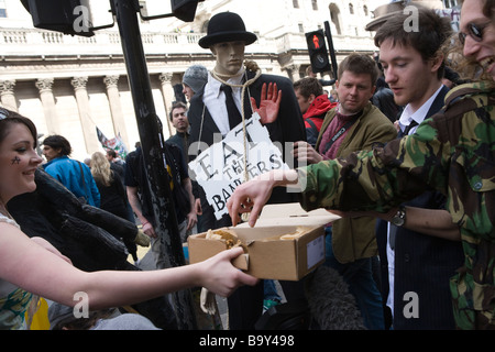 Manequin der Banker mit einem Seil um den Hals mit Schild "Eat The Bankers'at der Londoner City Demo zeitgleich mit G20-Gipfel Stockfoto