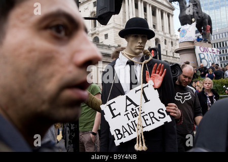 Manequin der Banker mit einem Seil um den Hals mit Schild "Eat The Bankers'at der Londoner City Demo zeitgleich mit G20-Gipfel Stockfoto