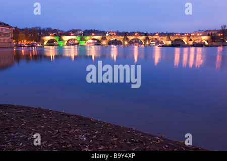 Nachtansicht der Karlsbrücke und Vltava (Moldau) auf dem Sunset, Prag, Tschechische Republik. Stockfoto