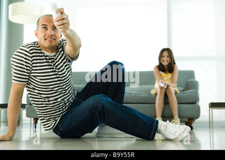 Vater und Tochter spielen Videospiel mit wireless Controller Stockfoto