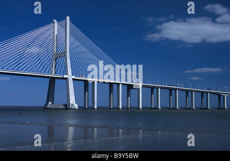 Vasco da Gama-Brücke (1995-1998) über den Tejo, Kabelbrücke und längste Brücke in der Europäischen Union, Lissabon, Portugal Stockfoto