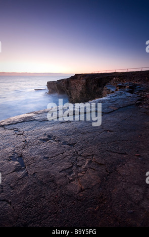 Einen kalten, aber schönen Sonnenaufgang auf Marsden & Marsden Klippen entlang von Souter Leuchtturm an der nordöstlichen Küste von England. Stockfoto