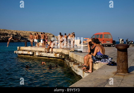 Menschen, die in Lampedusa, Sizilien, Italien schwimmen. Einheimische und Touristen im Urlaub, genießen Sommerferien Stockfoto