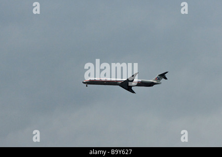 American Airlines MD 83 mit ausgefahrenem Fahrwerk auf Land in Louisville Kentucky wird vorbereitet Stockfoto