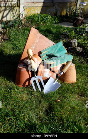 TERRAKOTTA-TÖPFE MIT HANDWERKZEUGEN Stockfoto