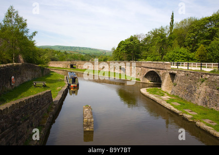 Schmale Boot vertäut am Peak Forest Kanal im Buxworth Basin in Derbyshire Stockfoto